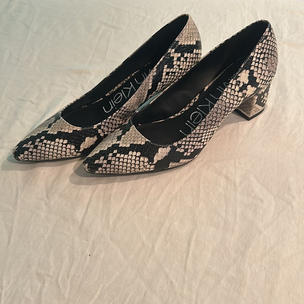 Calvin Klein Womens Nita Pump Snake Print - Picture 2 of 8